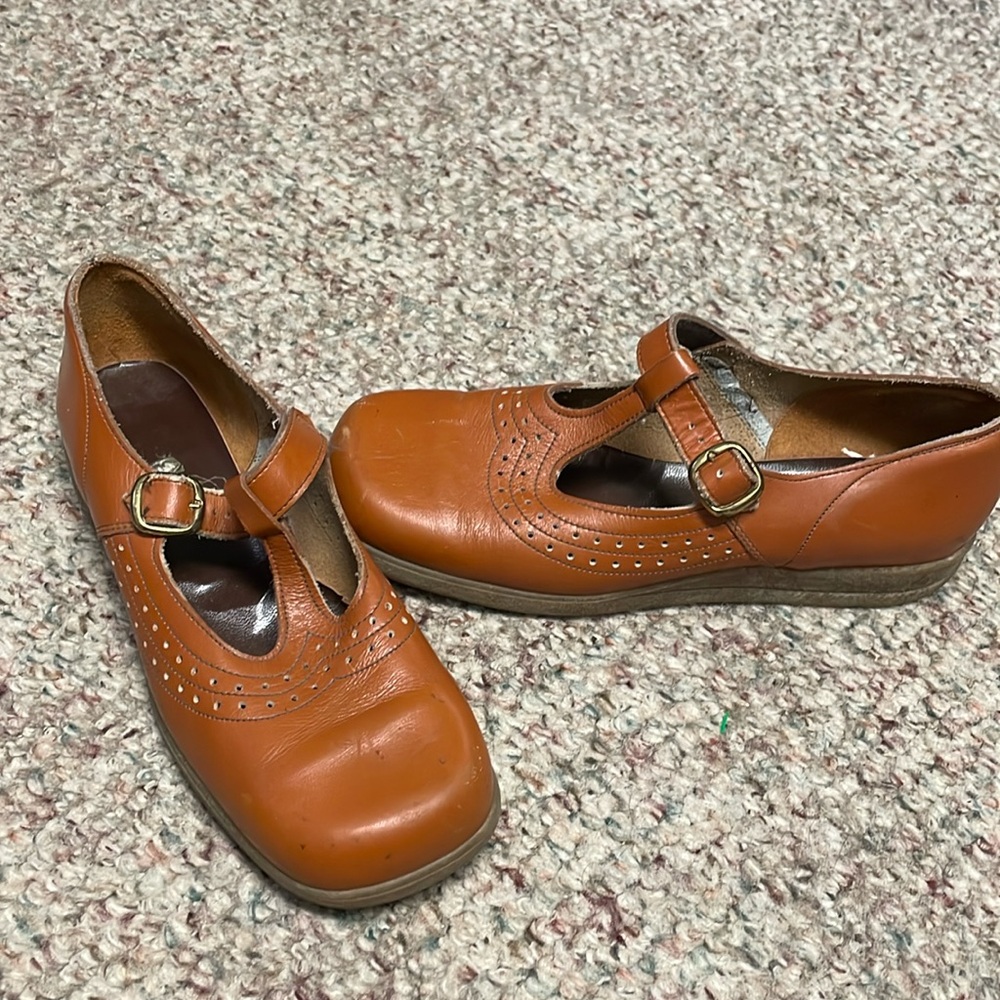 Vintage 70s leather buckle shoes